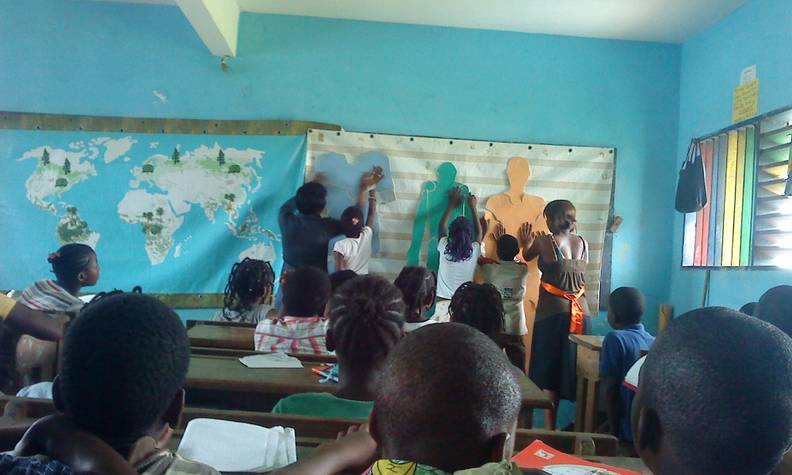 Animation dans une école au Gabon