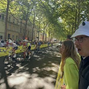 Un parrain au coeur du Tour : la journée inoubliable de Christophe dans la caravane Beauval