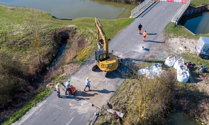 Mise en place de passages sous les ponts pour éviter que les animaux (dont les visons) soient heurtés par les voitures - Le vison d'Europe, une espèce à sauver à tout prix - Programme France - Association Beauval Nature