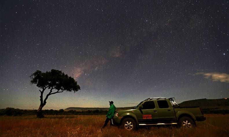 Ranger au crépuscule - Sauver et réintroduire les guépards en sensibilisant à leur conservation - Programme Namibie - Association Beauval Nature